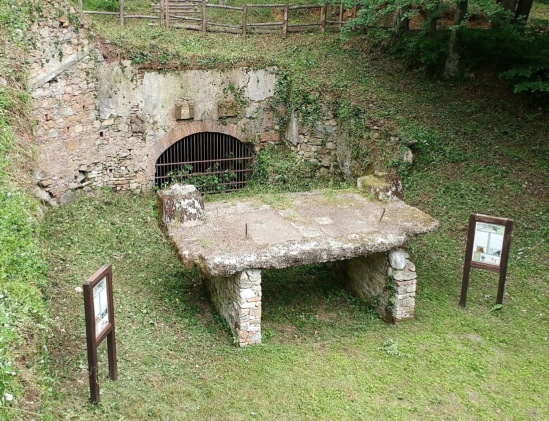 Ingresso galleria principale della miniera di carbone di Nucetto